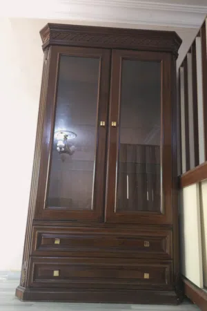 فضيه خشب زان ثقيل لون بني بحالة ممتازه للبيع في عمان طبربور بالقرب من قرى الاطفال SoS قابل للتفاوض