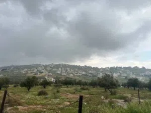 ارض سكنيه 400 متر مربع مطله على منطقه العدسيه و البحيره