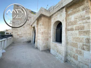 رووف طابقي للبيع ام السماق مساحة 350م مع تراسات اطلالة رائعة يصلح للاستثمار بسعر مميز جداً