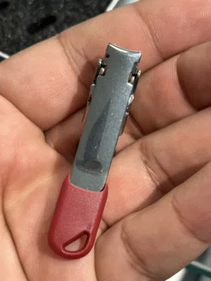 مقص اظافر من شركة victorinox