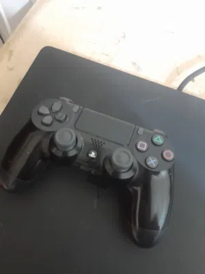 للبيع سوني فور سليم نظيف جدا جدا مع يده والكابللت الي كابل شحن اليده معه لعبتين فيفا 20 وبيس 2016