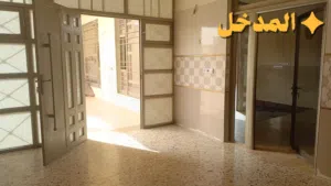 بيت حديث وكبير بمساحة 450 متر مربع عمر البناء 5 سنوات فقط بحالة ممتازة شبه جديد تصميم عصري و مرتب
