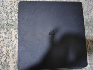 جهاز بلايستيشن 4 سليم بحالة ممتازة جدًا ونظيف استعمال شخصي، تم استخدامه بشكل خفيف ومحافظ عليه، شغال