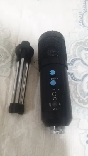 هذا ميكروفون مكثف (Condenser Microphone) احترافي من طراز BM-858 يعمل عبر وصلة USB
