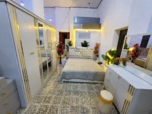 غرفة نوم عصرية ملكية بتصميم راقٍ وتشطيب فاخر، مصنوعة من الخشب الماليزي القوي مع ضمان موثق بالفاتورة