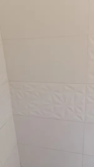 سيراميك أبيض جداري مع النقشة