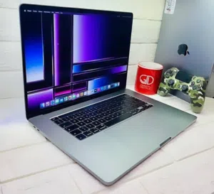 MacBook Pro i7 جرافيك 4GB 16GB RAM 15.5inche 512 ssd