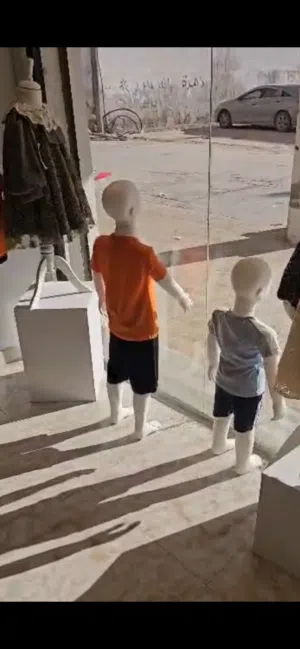 مليكانات عرض اطفال وكرسي بحالة ممتازة
