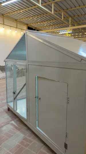 للبيع بيت كلب تفصيل حديد ما عدا الغرفة خشب