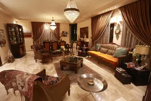 ‏٥ غرف نوم ‏.‏ ٥ حمّامات ‏.‏ 550 م٢‏2