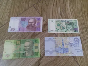 اربع عملات من أنحاء العالم