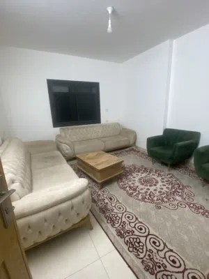 طقم كنب ابيض مع اخضرمستعمل فقط   وفي احتمال المناقشه في السعر