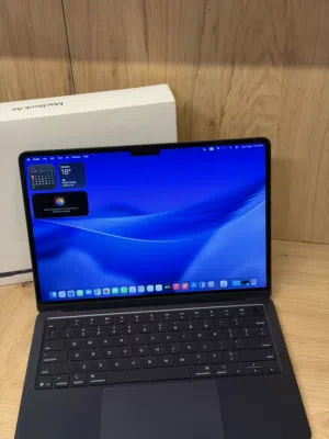 MacBook Air 2025. M4 Chip. 24 RAM. 512 SSD. 13.6-inch