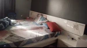 للبيع سرير كبير مع ملحقاته و ادراج