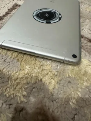 ايباد ميني 5 نظيف معاه مروحه وسماعات