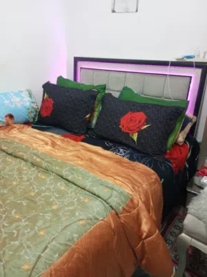 غرفة نوم كاملة كبيرة مكونة من سرير ودولاب و2كومو وعلاقة وسراحة وشاويش وكرسي سراحة