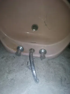 مغسل حمام بحاله جيده مع الخلاط