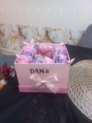 ورد  شغل يدوي من الستان بوكيهات مناسبات واعياد ميلاد  وايضا توزيعات للمناسبات والأسعار مناسبه جدا  ا