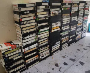 كمية اشرطة فيديو منوعة 180 شريط vhs tapes