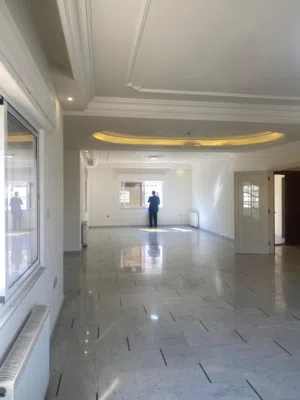 شقة فارغة في عبدون للإيجار - ref: 14470