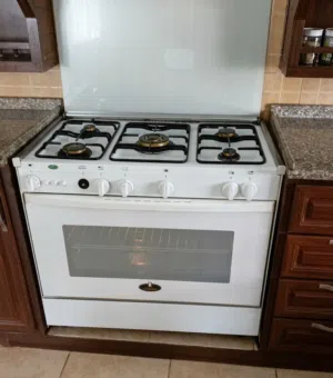 غاز للبيع خمس عيون وفرن