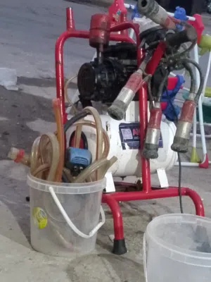 حلابة شغالة 100% متور شغال فحص اشي بصلاة عنبي والاغراض الي موجودة بالصور فقط هي الموجودة وبسعر مغري