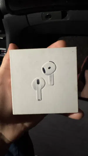 للبيع AirPods 4 Active Noise Cancellation مستخدمة قليل (موجود الضمان)