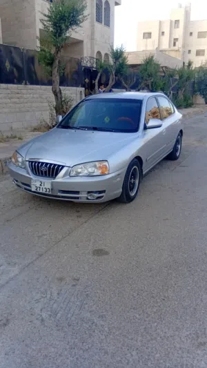 سيارة هيونداي صالون موديل 2000 فضيxd معريحة بنزين ويدوي للبيع