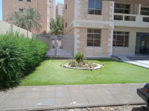 للوافدين شقة داخل بناية راقية بالسالمية