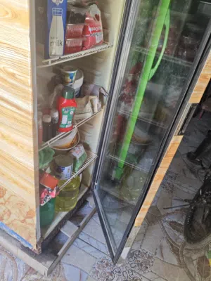 ثلاجة مستعملة وبيها مجال