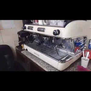ماكينه اسبريسو مستعمله مع مطحنتها وكافه مستلزماتها بحاله ممتازه جدا نوعيه ممتازه جدا واستعمال قليل