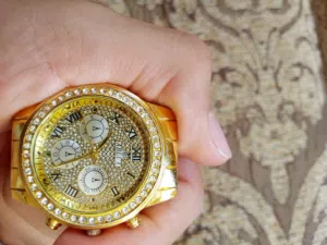 ساعة ABLUX ذهبية مرصعة فخمة (بدها صيانة بسيطة)