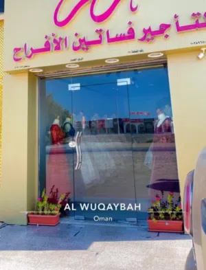 محل تأجير فساتين افراح للبيع