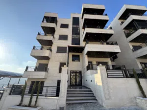 شقة مميزة للبيع 165م طابق شبه ارضي مع اطلالة مميزة