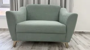 كنب كرسي واسع و نظيف و شبه جديد للمحلات او للمنازل
