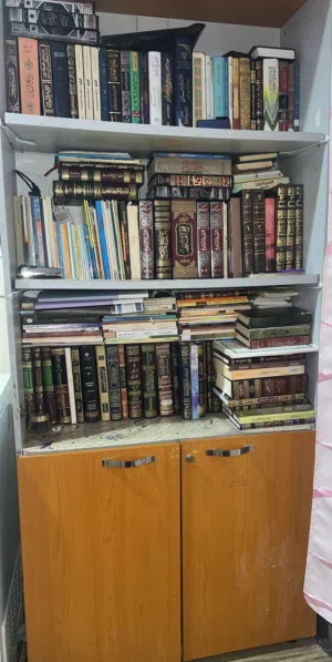 خزانة كتب 3 أرفف مع ضلفتين تحت