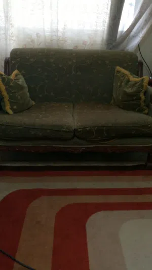 طقمين كنب مختلفين