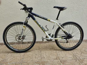 VTT GIANT Materiel Shimanu Frein disque Taille M Roues 26