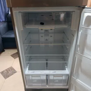 ثلاجة للبيع بحالة ممتازة جدًا  نوع اريستون ايطالي 400 ليتر..
