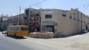 مصنع مع مستودعات على الشارع الرئيسي للبيع