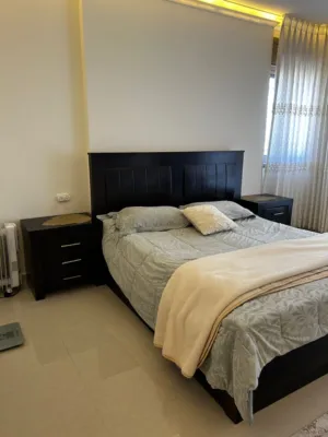 غرفة نوم مستعمل خشب زان بحالة ممتازة