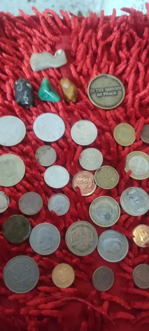 السلام عليكم 35 عمله عربي واجنبي وميداليه الأمم المتحدة للسلام واربع حجار ممكن عقيق مابعرف فيهم الس