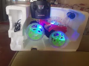 سياره مجنونه لسه مسكره بالكرتونه سعر الشراء 10 دنانير سعر البيع سبع دنانير