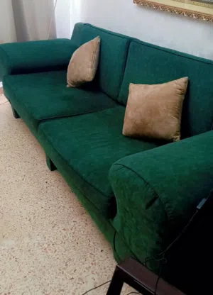 طقم ماليزي بحالت الجديد ثقيل لون زيتي مع طاولتي زجاج