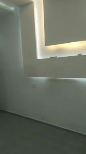 شقه ارضيه حديثه مدخل مستقل مفروشه جزئيا سوق الجمعة طريق 16 عيله او عزاب