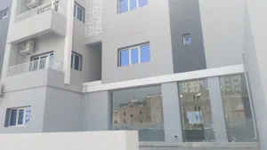 للإيجار – شقة عائلية مميزة في خيطان /غرفتا نوم واسعة/حمام أنيق/مطبخ عملي/صالة كبيرة مع بلكونة رحبة