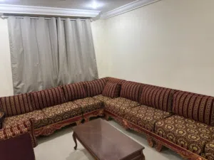 طقم كنب مع الطاولات و كبت وفرش مستخدم بحالة جيدة