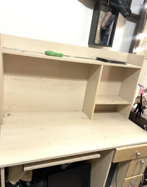 مكتب خشب دراسة/كومبيوتر للبيع بحالة جيدة