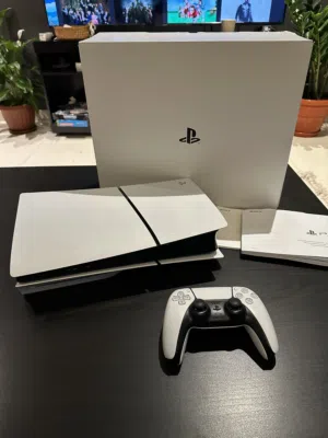 للبيع بلايستيشن 5 شبه جديدة بكامل ملحقاتها