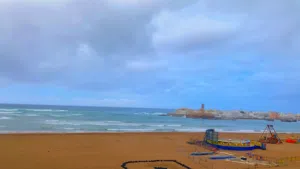 شقه غرفه وصاله وحمام كبير ومطبخ جاهز مفروشه فرش كامل أطلاله مباشرة على البحر